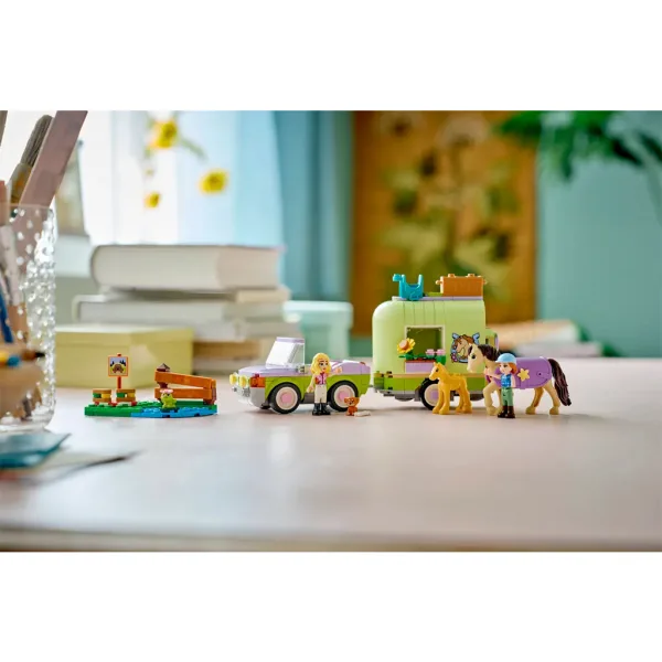 LEGO® Friends: Přepravník pro koně a jezdce (42695) obrázek 9