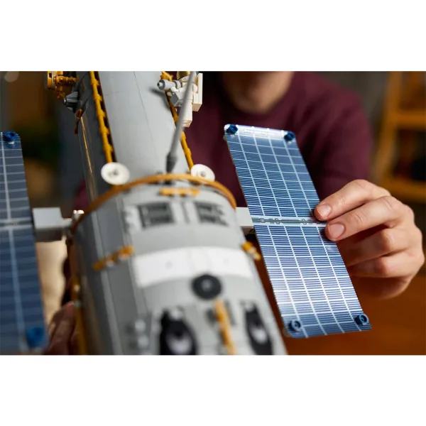 LEGO® Icons: Hubbleův vesmírný dalekohled (11383) obrázek 10