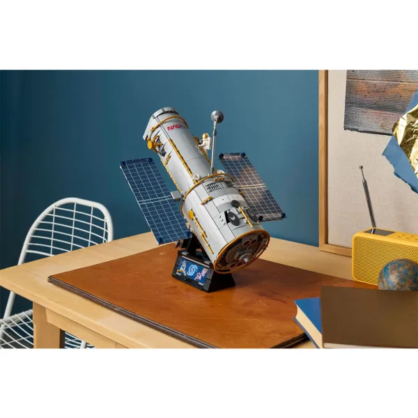 LEGO® Icons: Hubbleův vesmírný dalekohled (11383) obrázek 14