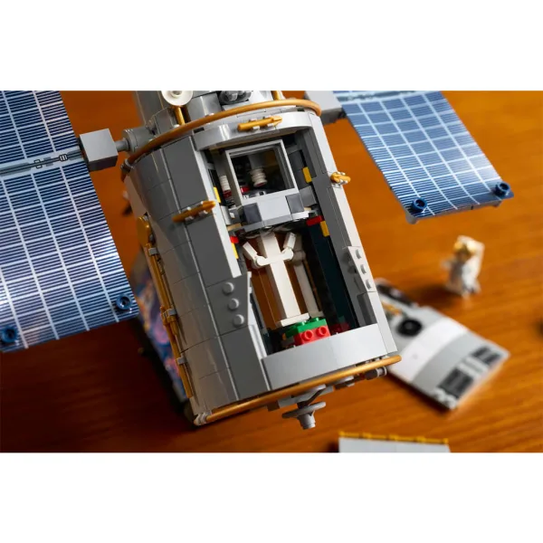 LEGO® Icons: Hubbleův vesmírný dalekohled (11383) obrázek 16
