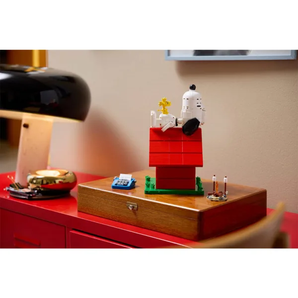 LEGO® Ideas: Peanuts: Snoopy psí bouda (21368) obrázek 10