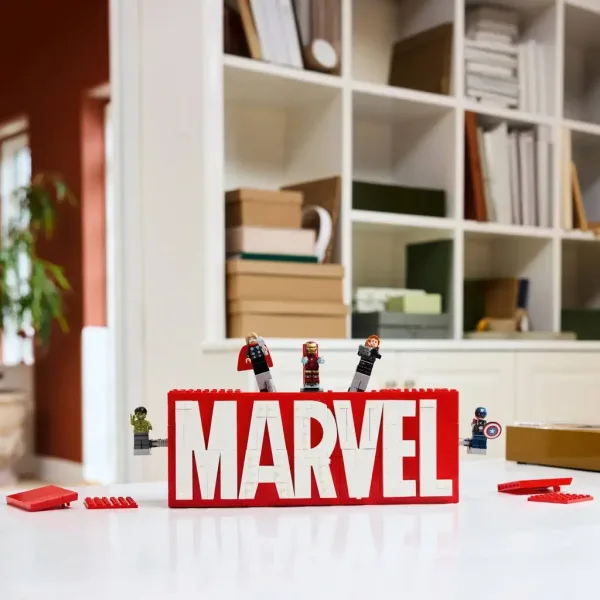 LEGO® Super Heroes: MARVEL logo a minifigurky (76313) obrázek 3