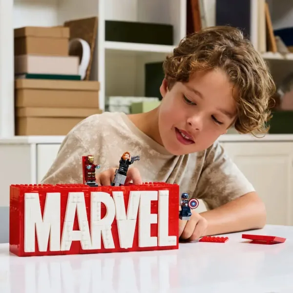 LEGO® Super Heroes: MARVEL logo a minifigurky (76313) obrázek 4