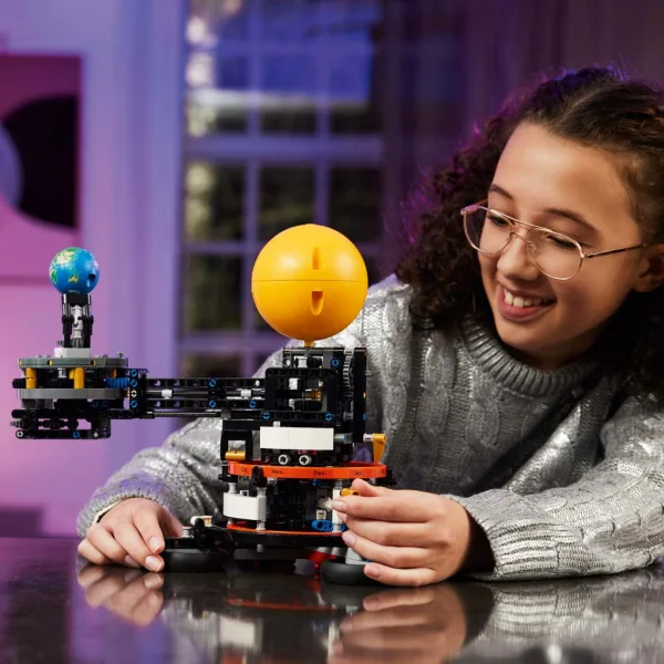 LEGO® Technic: Země a Měsíc na oběžné dráze (42179) obrázek 7