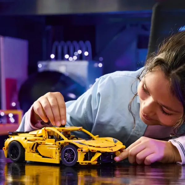 LEGO® Technic: Chevrolet Corvette Stingray (42205) obrázek 4