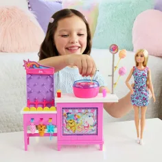 Barbie Záhady: Plážoví detektivové – Herní set s panenkou a stánkem na cukrovou vatu – Mattel obrázek 2