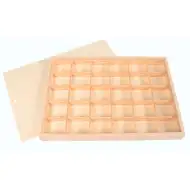 PlayBox: Dřevěná úložná krabice s víkem se 30 přihrádkami.