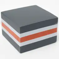 Poznámkový blok v černo-bílo-oranžové barvě, 8,5x8,5x4 cm