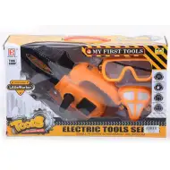 Sada nářadí s elektrickou pilou a maskou.