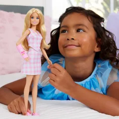 Barbie: Fashionista Přítelkyně stylová módní panenka v sádře v růžové kostkované sukni – Mattel obrázek 5