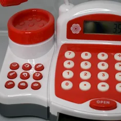 Červená funkční elektrická pokladna se zlatými mincemi, produkty a zvukem obrázek 5
