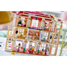 LEGO® Friends: Grand hotel v Heartlake City (42704) obrázek 8
