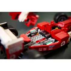 LEGO® Icons: Ferrari F2004 a Michael Schumacher (11375) obrázek 8