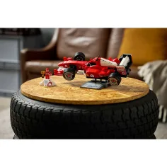 LEGO® Icons: Ferrari F2004 a Michael Schumacher (11375) obrázek 9