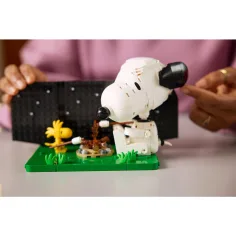 LEGO® Ideas: Peanuts: Snoopy psí bouda (21368) obrázek 12