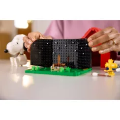 LEGO® Ideas: Peanuts: Snoopy psí bouda (21368) obrázek 13
