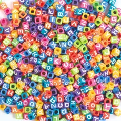 PlayBox: Sada barevných písmenkových korálků 300 ks 7x7x7mm