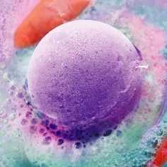 So Bomb: Koupelová koule v dávkovači, překvapení s charmem obrázek 4