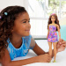 Barbie: Fashionista Přítelkyně, módní panenka v květinových šatech s fialovými pramínky – Mattel