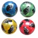 Vzorovaný gumový míč o průměru 23 cm v různých barevných variantách.